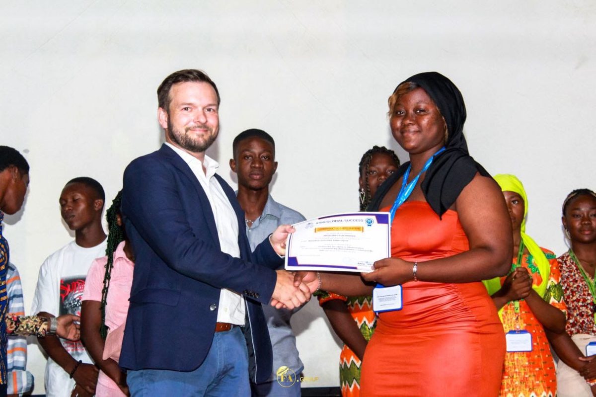 Remise de certificat à une étudiante de l'ESIG