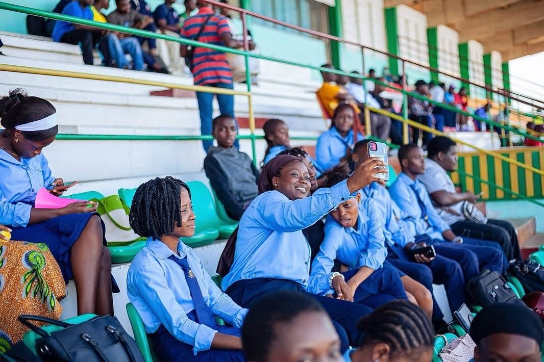 Étudiants de l'ESIG dans les tribunes d'un stade
